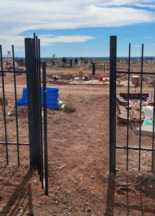 Suciedad de las puertas de un cementerio